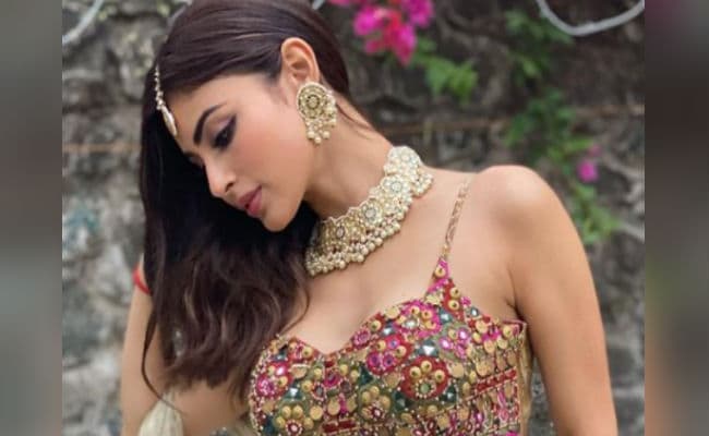 PHOTOS : मौनी रॉय व्‍हाइट ड्रेस में दिखीं बेहद हॉट, 'नागिन' एक्‍ट्रेस का बोल्‍ड फोटोशूट वायरल