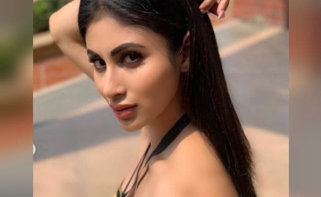 मौनी रॉय बीच किनारे दिखीं बेहद बोल्ड, सोशल मीडिया पर हॉट लुक वायरल