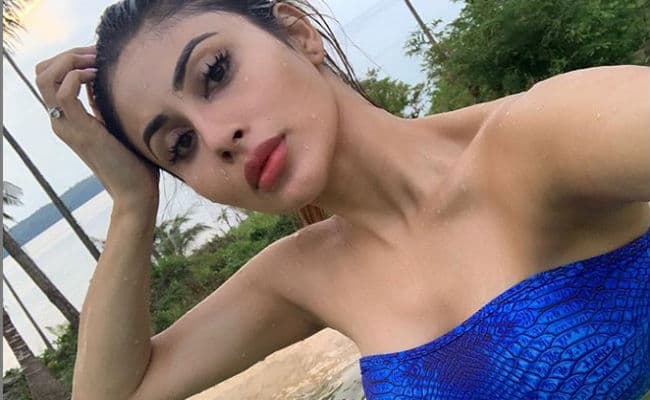 मौनी रॉय ने बिकिनी लुक में शेयर की ये खूबसूरत सेल्‍फी, 'नागिन' एक्‍ट्रेस के बोल्‍ड अवतार ने मचायी हलचल, PHOTOS