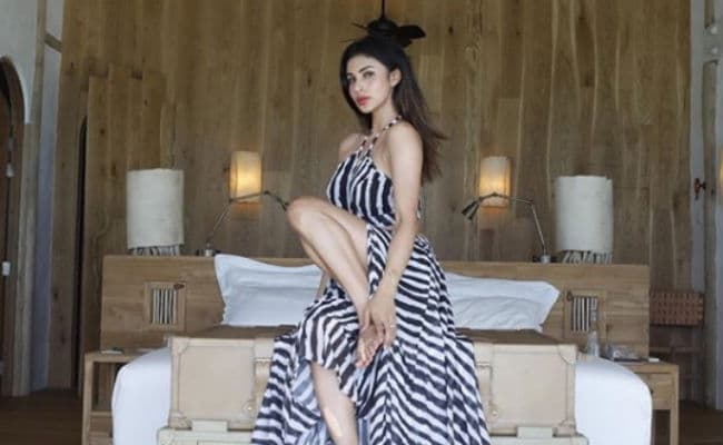 मौनी रॉय ने स्टाइलिश ड्रेस में शेयर की ये बोल्ड फोटो, फैंस बोले - जन्नत से भी खूबसूरत...