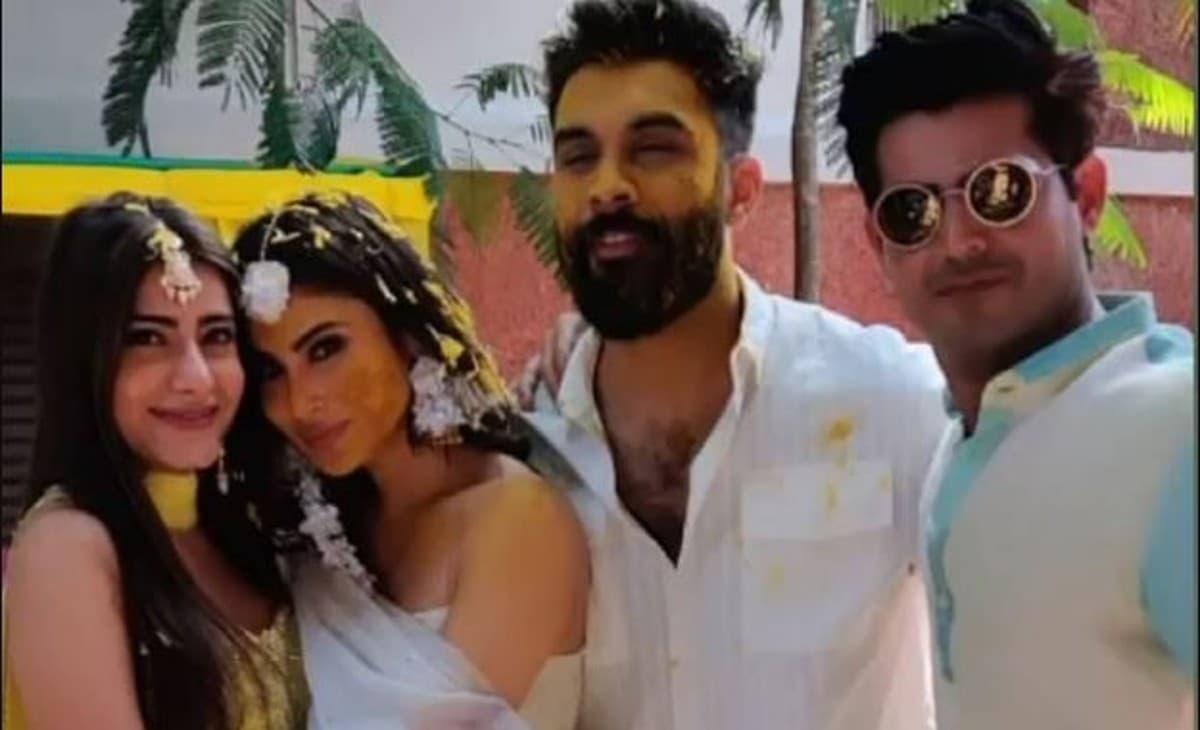 मौनी रॉय ने ब्लैक जंपसूट में शेयर की ग्लैमरस तसवीरें, कैप्शन में लिखा- मुझे अपनी रिजेक्शन...