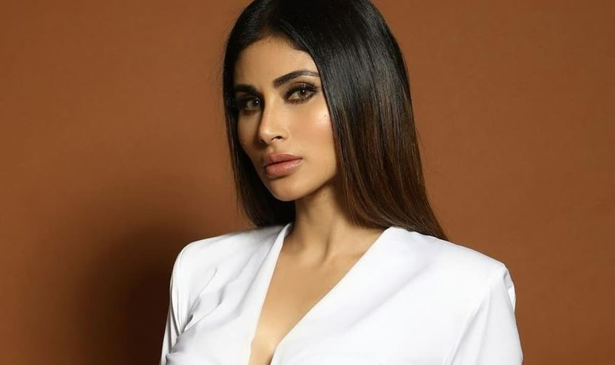 PHOTO : मौनी रॉय के लेटेस्ट फोटोशूट पर आया फैंस का दिल, यूजर ने कमेंट में लिखा आप सिंगल हो क्या?