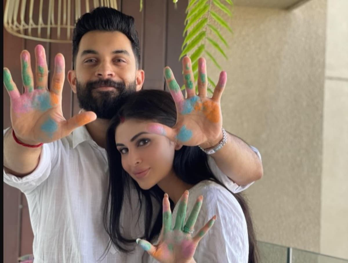 Mouni Roy ने सूरज नांबियार संग खेली पहली होली, पति के पैर छूती दिखीं एक्ट्रेस, PHOTOS