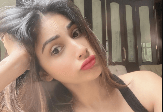 मौनी रॉय ने शॉर्ट बॉडीकॉन ड्रेस में कराया बोल्ड फोटोशूट, यूजर ने कमेंट में लिखा आप तो होश उड़ा देती हैं...