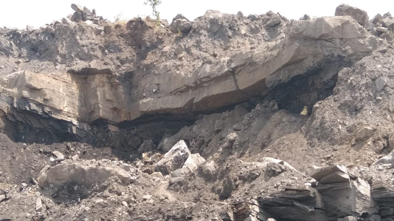 झारखंड में कोयले के अवैध उत्खनन के दौरान चाल धंसी, एक ही परिवार की दो महिलाओं की मौत, करीब 6 लोग घायल