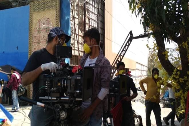 न गले मिलना न किस करना, मास्क और ग्लब्स भी होगा अनिवार्य, अगर शुरू होगा टीवी और फिल्म का प्रोडक्शन