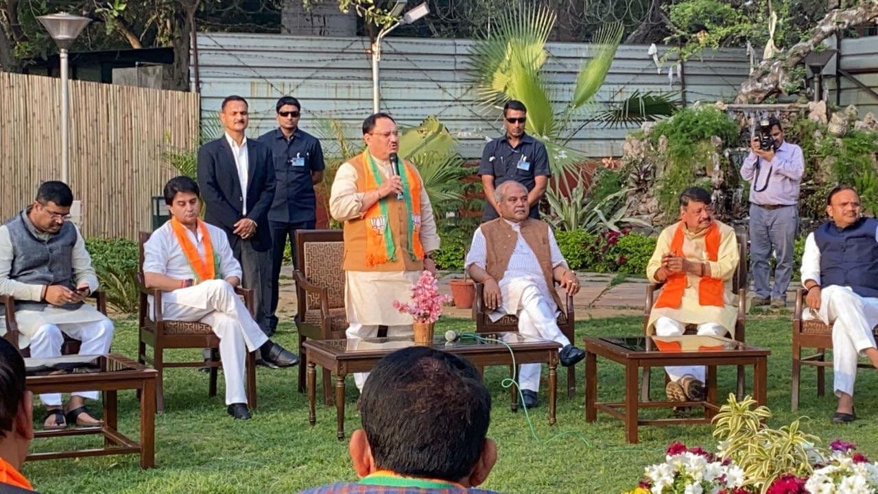 MP Political Crisis : नड्डा और सिंधिया से मिलने के बाद कांग्रेस के सभी 22 बागी विधायक भाजपा में शामिल