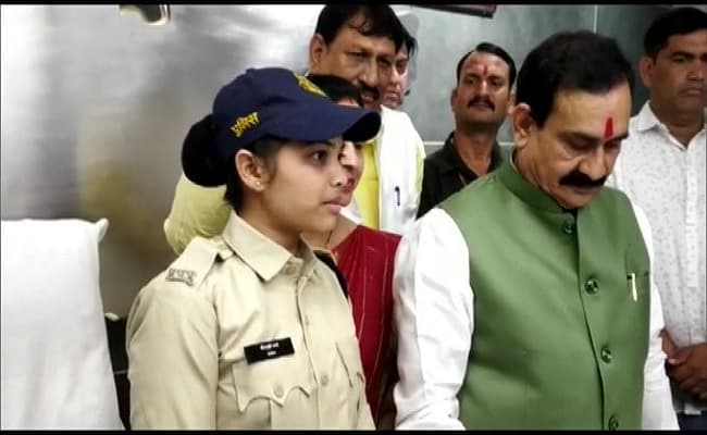 International Women's Day : महिला कांस्टेबल मीनाक्षी वर्मा एक दिन के लिए बनी मध्य प्रदेश की गृह मंत्री, जनता की समस्याओं पर दिए जरूरी निर्देश