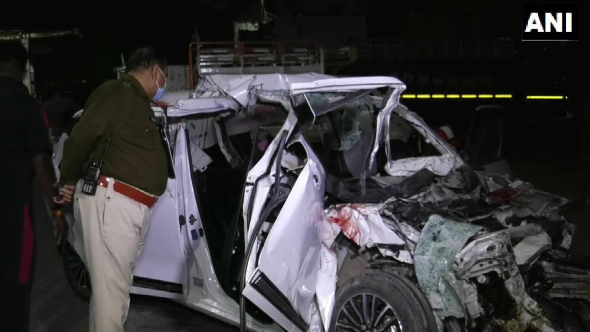 Indore road accident news  : बेकाबू कार तेल टैंकर से टकराई, कार के परखच्चे उड़े छह लोगों की मौके पर हुई मौत