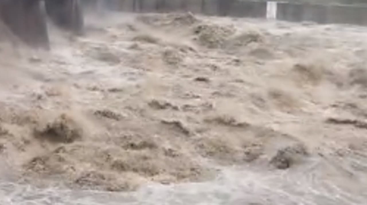 मध्य प्रदेश में उफनती नदी में बही एसयूवी, पूर्व मंत्री का 19 वर्षीय बेटा समेत तीन लोग बाल-बाल बचे