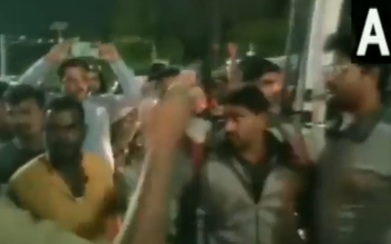 मध्य प्रदेश में बजरंग दल के कार्यकर्ताओं पर लाठीचार्ज, पुलिस पर पथराव