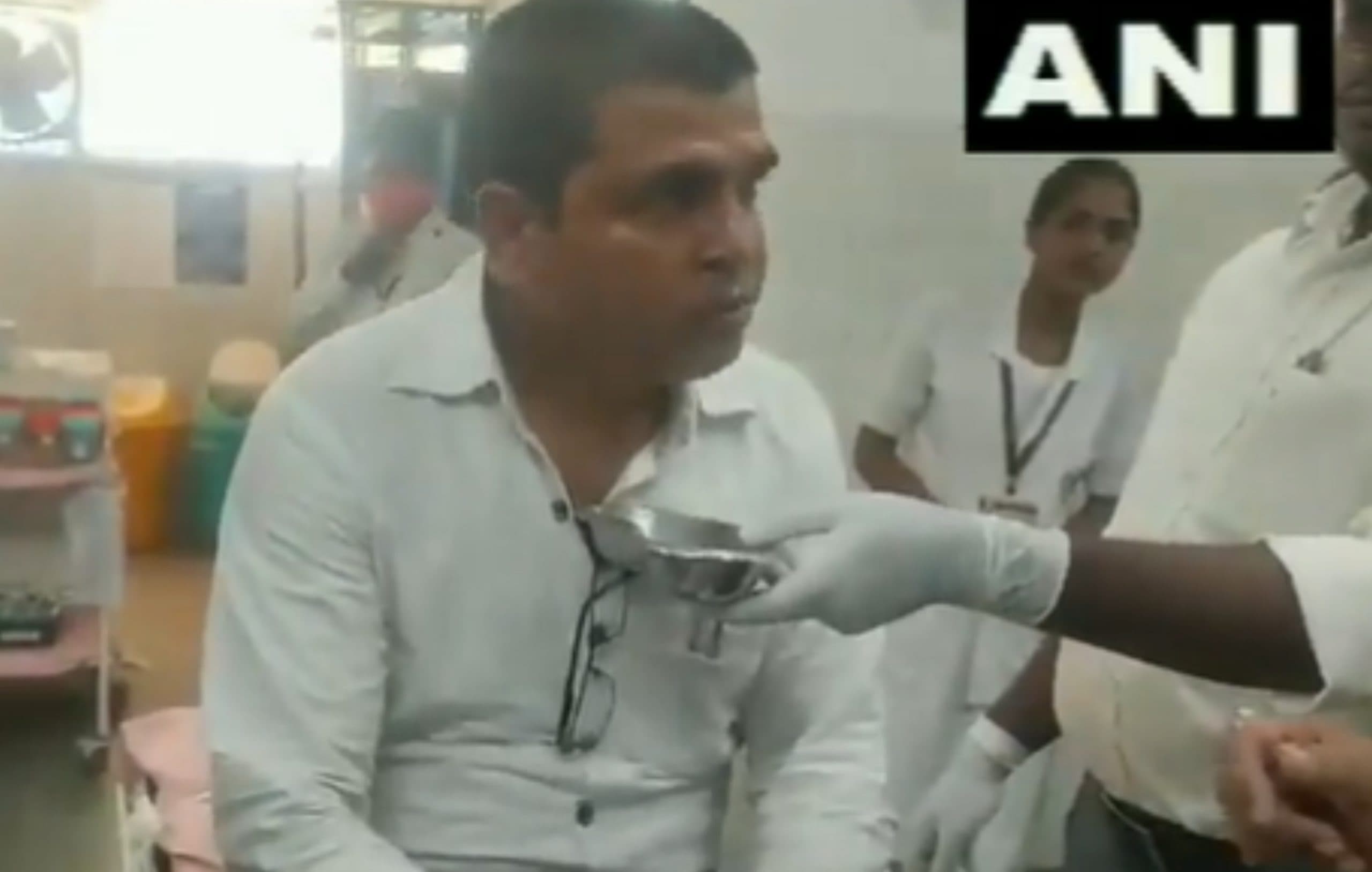 MP Viral Video: लोकायुक्त ने रंगे हाथों पकड़ा तो घूस के पैसे चबा गया पटवारी, देखें वीडियो