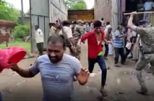 रफीगंज और ओबरा में खाद के लिए किसानों का हंगामा, पुलिस ने किया लाठीचार्ज, कई घायल