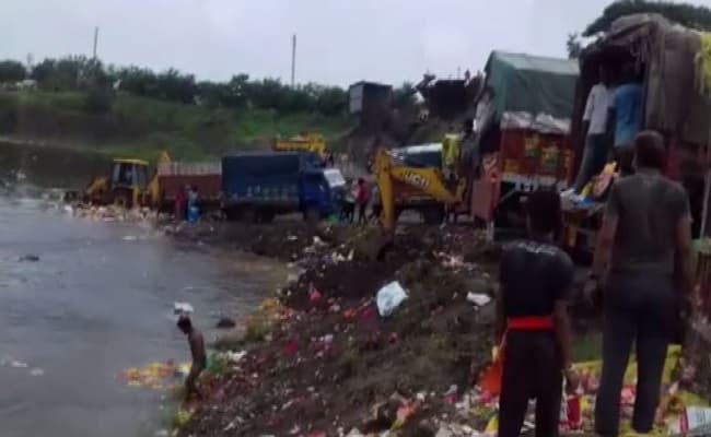 Video Viral: इंदौर में गणेश प्रतिमाओं को अपमानजनक तरीके से फेंकने के मामले में नगर निगम के 9 कर्मचारी बर्खास्त