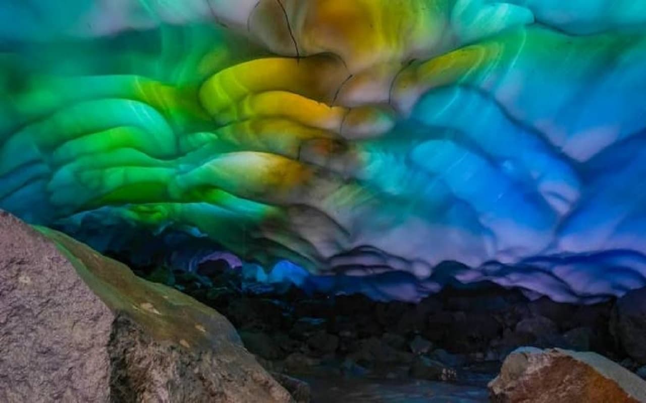 जानलेवा है 'इंद्रधनुष' बर्फ की गुफाएं, तस्वीरें वायरल होने के बाद अधिकारियों ने जारी की चेतावनी