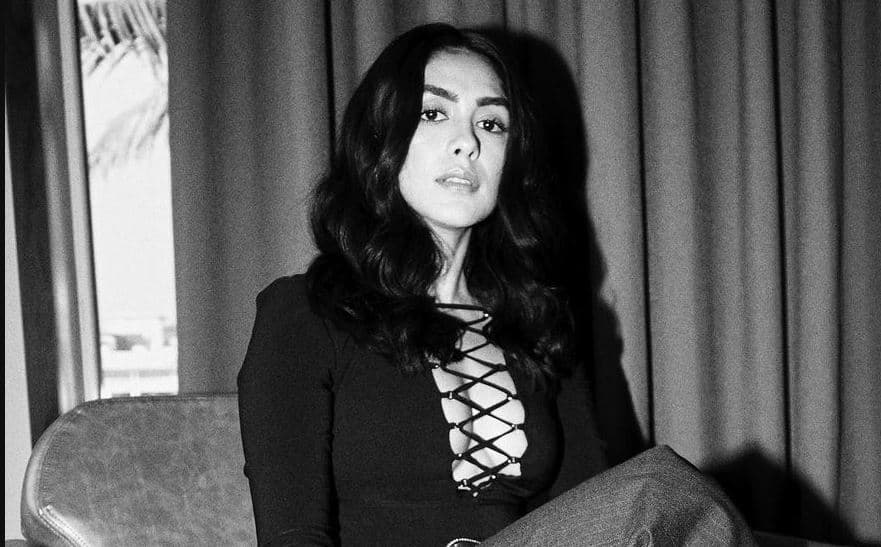 मृणाल ठाकुर हुई कोरोना पॉजिटिव, सोशल मीडिया के जरिए बोली - हल्के लक्षण हैं, लेकिन ठीक महसूस कर रहा हूं