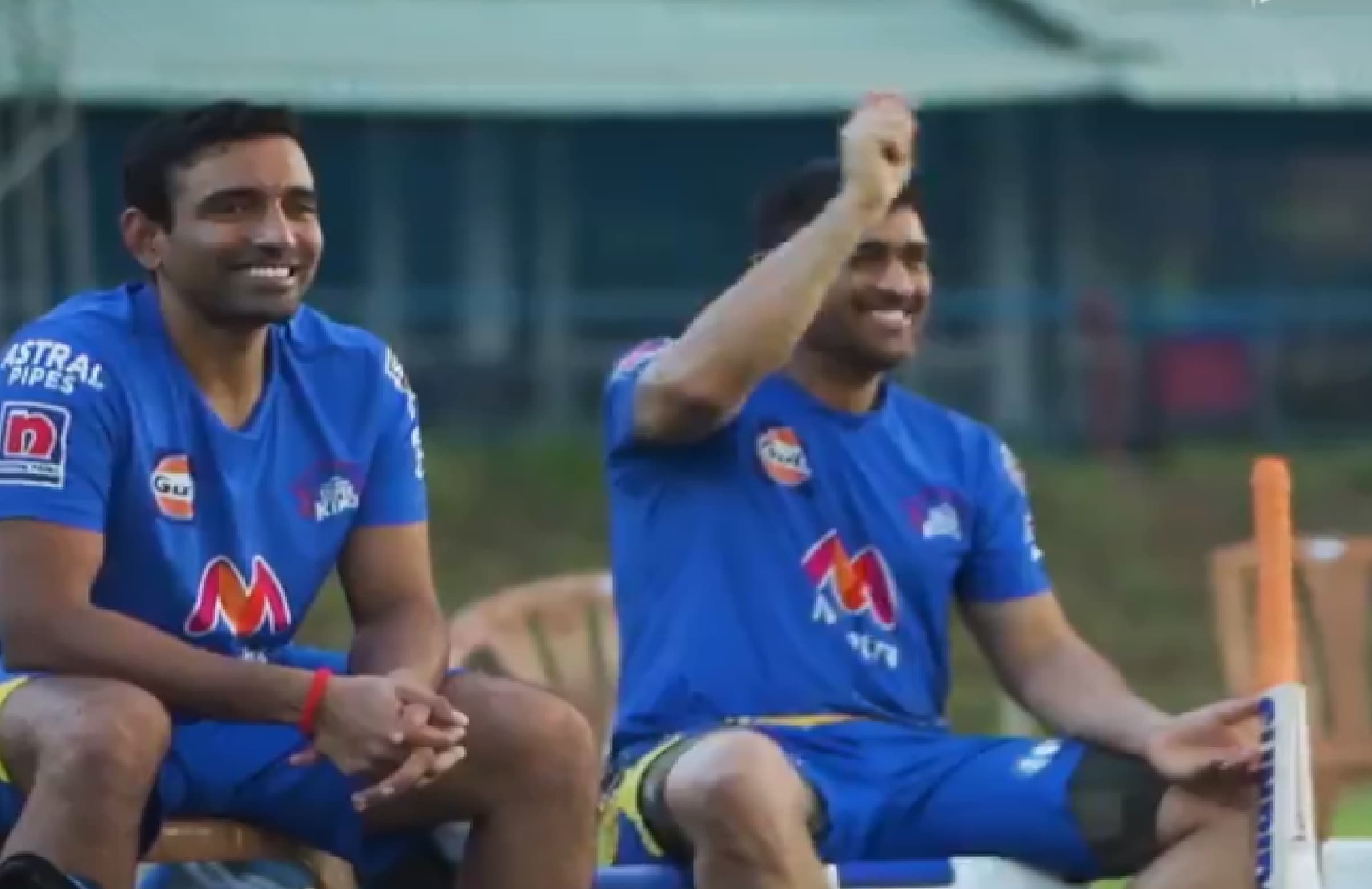 IPL 2021 : धौनी ने की रविंद्र जडेजा की तलवारबाजी की नकल, VIDEO वायरल