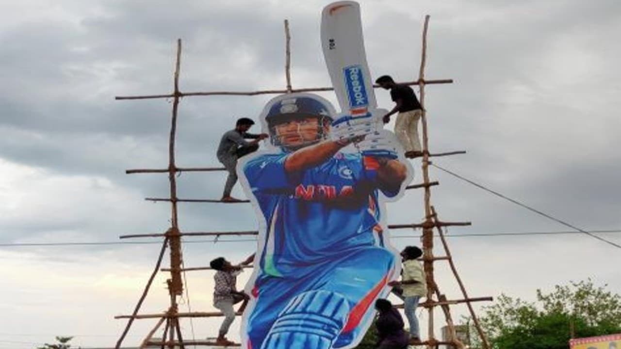 Happy Birthday MS Dhoni: महेंद्र सिंह धौनी के 41वें जन्मदिन पर फैंस का दिखा जोश, 41 फीट का कटआउट लगाया