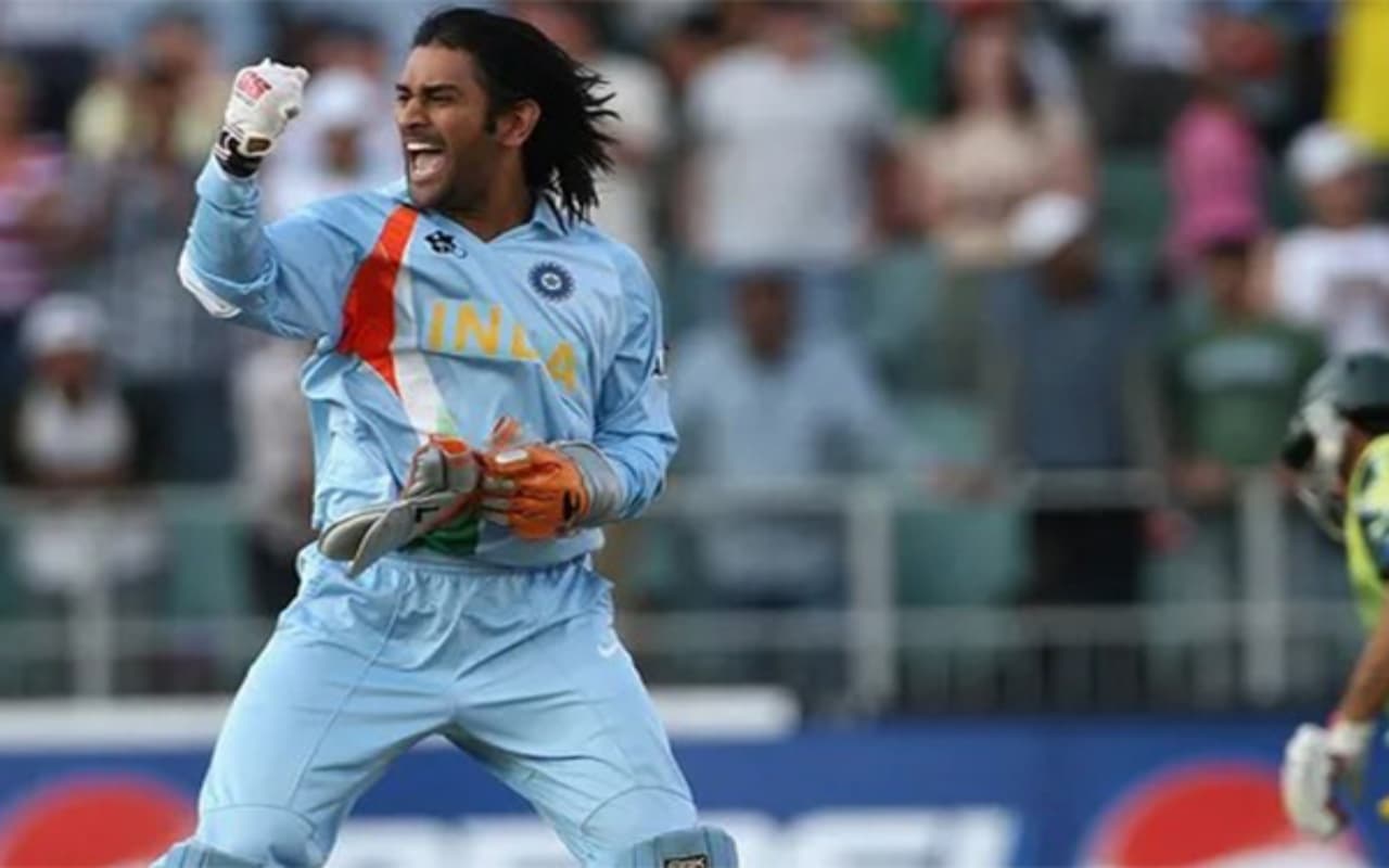 MS Dhoni का नया अवतार, रॉकस्टार की तरह गिटार बजाते दिखे माही, देखें वायरल Video MS Dhoni का नया अवतार, रॉकस्टार की तरह गिटार बजाते दिखे माही, देखें वायरल Video