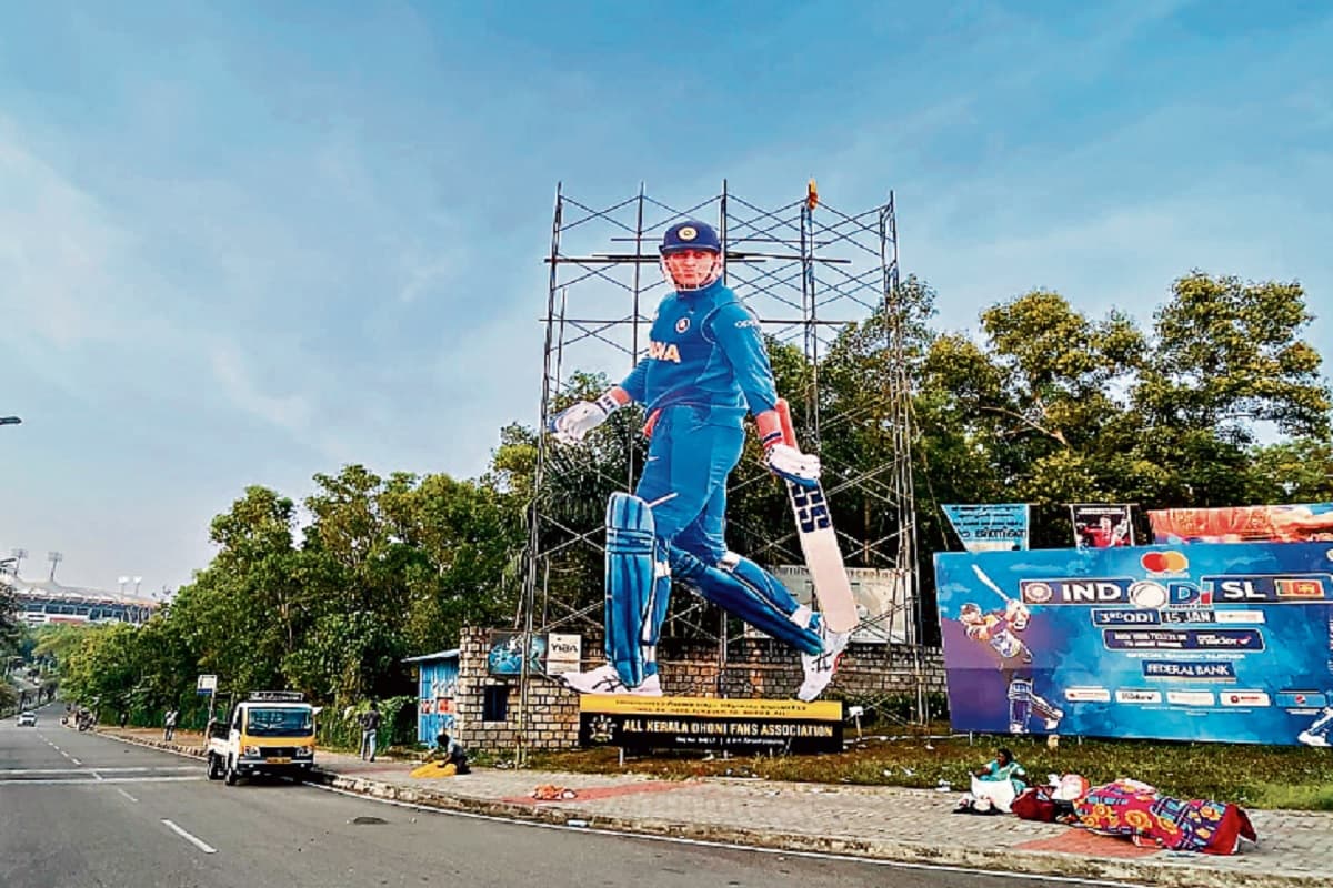 रिटायरमेंट के बाद भी दक्षिण भारत में बरकरार है माही का क्रेज, तिरुवनंतपुरम में लगा है 50 फीट का कट-आउट