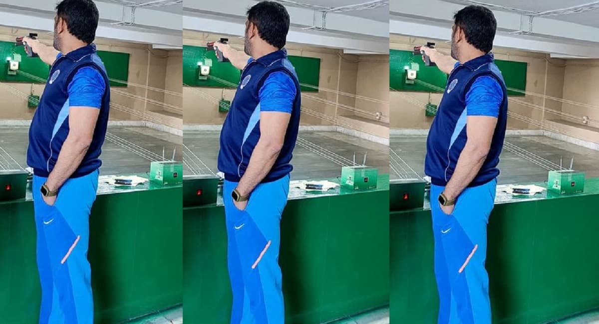 IPL 2022: आईपीएल से पहले एमएस धोनी का नया अवतार, बल्ले की जगह हाथ में थामा बंदूक, तस्वीरें वायरल