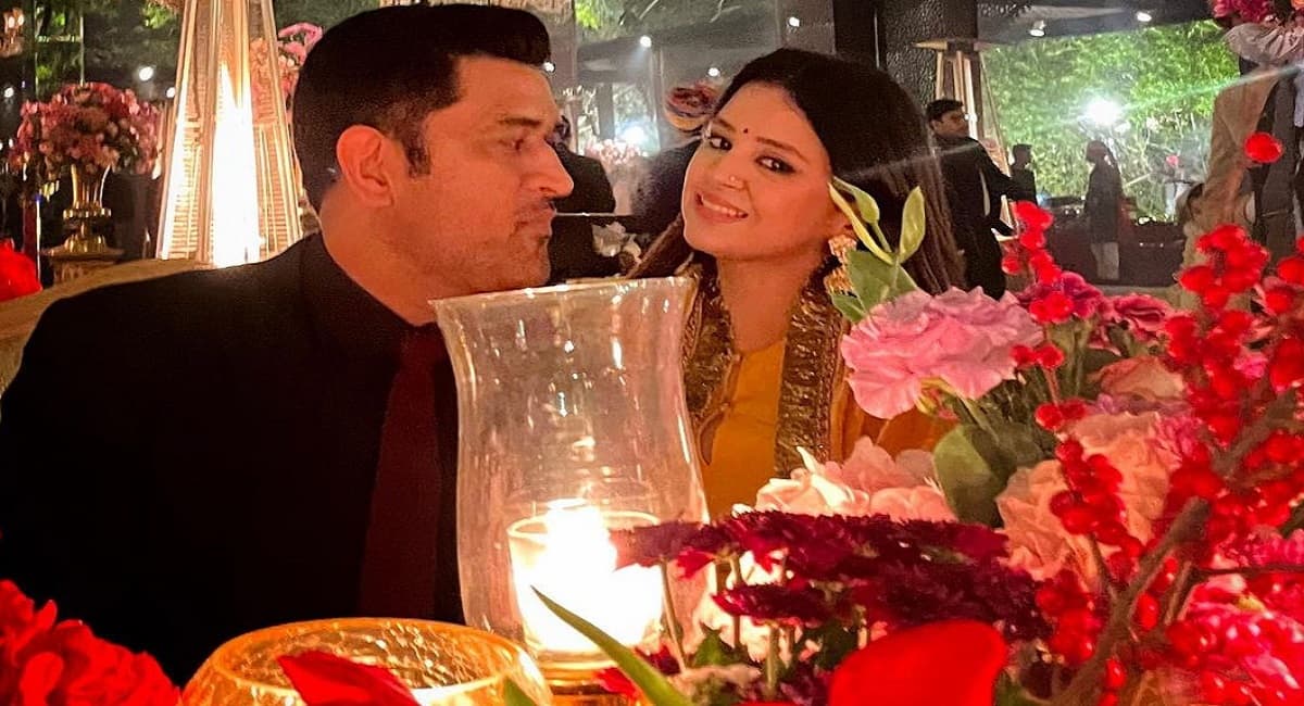 MS Dhoni: नहीं देखा होगा एमएस धोनी का ऐसा रोमांटिक अंदाज, वाइफ साक्षी ने शेयर की तस्वीरें MS Dhoni: नहीं देखा होगा एमएस धोनी का ऐसा रोमांटिक अंदाज, वाइफ साक्षी ने शेयर की तस्वीरें