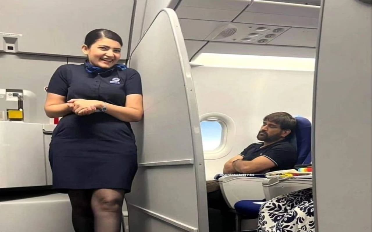 VIDEO: एयरहोस्टेस ने फ्लाइट में सोते हुए MS Dhoni का चुपके से बनाया वीडियो, फैंस ने सुनाई खरी खोटी