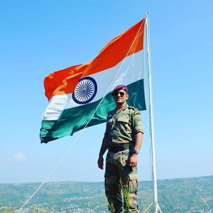 महेंद्र सिंह धोनी का पहला प्यार है आर्मी, जब मैच के दौरान सेना को याद करने पर हुआ था हंगामा