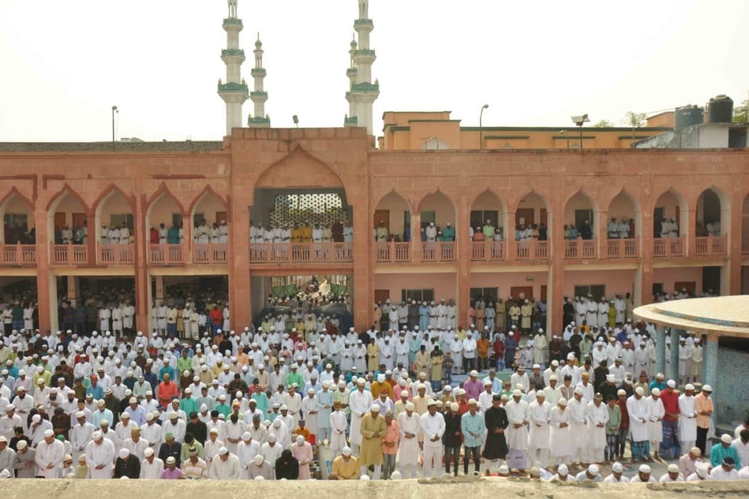 Eid 2022: पटना के विभिन्न मस्जिदों में ईद के मौके पर लोगों की उमड़ी भीड़, रोजेदारों ने अदा की नमाज