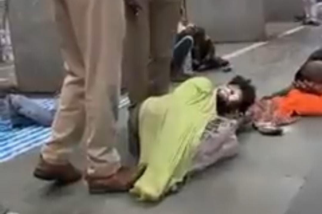 मथुराः स्टेशन पर सो रहे व्यक्ति के साथ GRP के दो पुलिसकर्मियों ने बरती संवेदनहीनता, एसपी  ने किया लाइन हाजिर