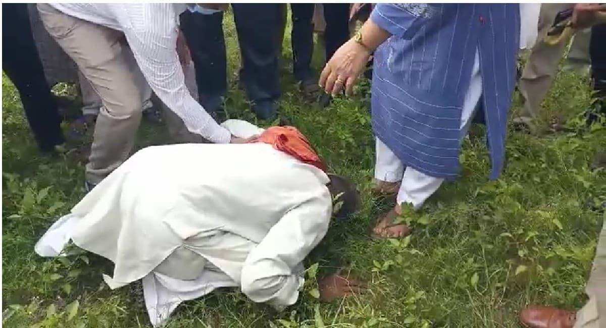 Mathura Dengue News : गांव आईं सीएमओ के पैरों में गिर पड़ा बुजुर्ग, गुहार लगाई...बच्चों की बचाएं जान