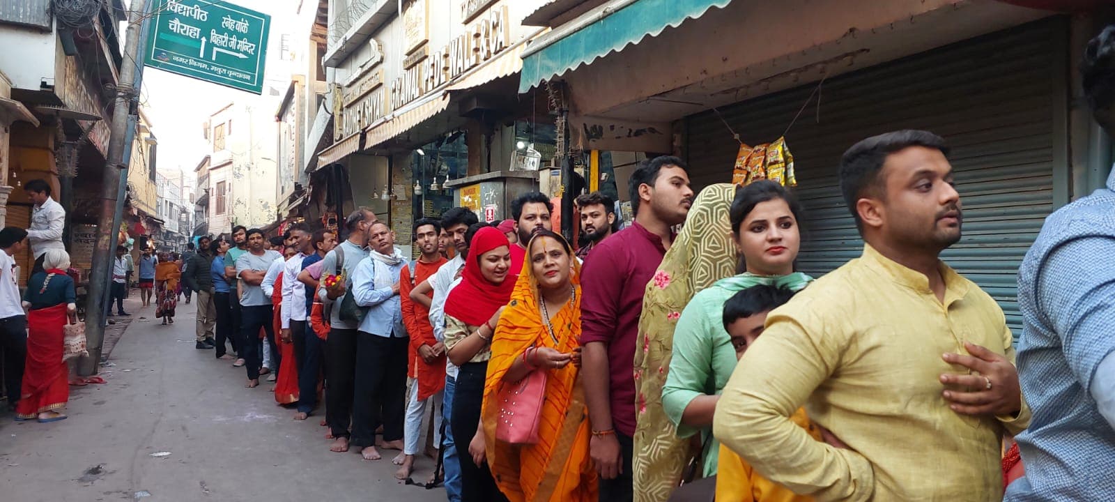 Mathura Holi: बांके बिहारी मंदिर में प्रवेश के लिए लगी भक्तों की लंबी लाइन, आज टेसू के फूल से खेली जाएगी होली