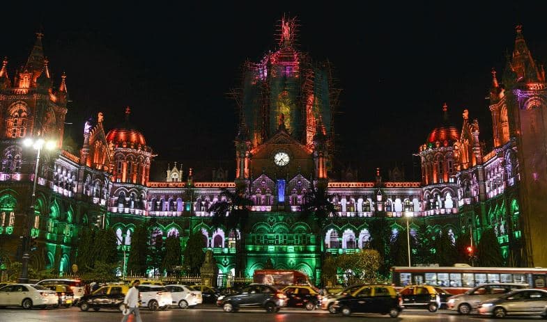 युवकों की चलती कार में मस्ती, नशे में स्टंट का VIDEO वायरल, मुंबई पुलिस की तुरंत कार्रवाई