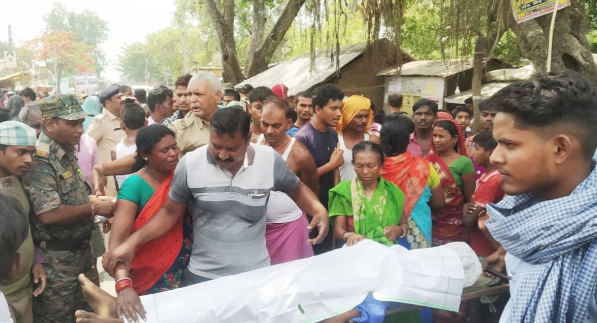 Munger: स्कूल में नामांकन कराने के बाद घर लौट रहे छात्र की करंट लगने से मौत, लोगों ने जाम की सड़क