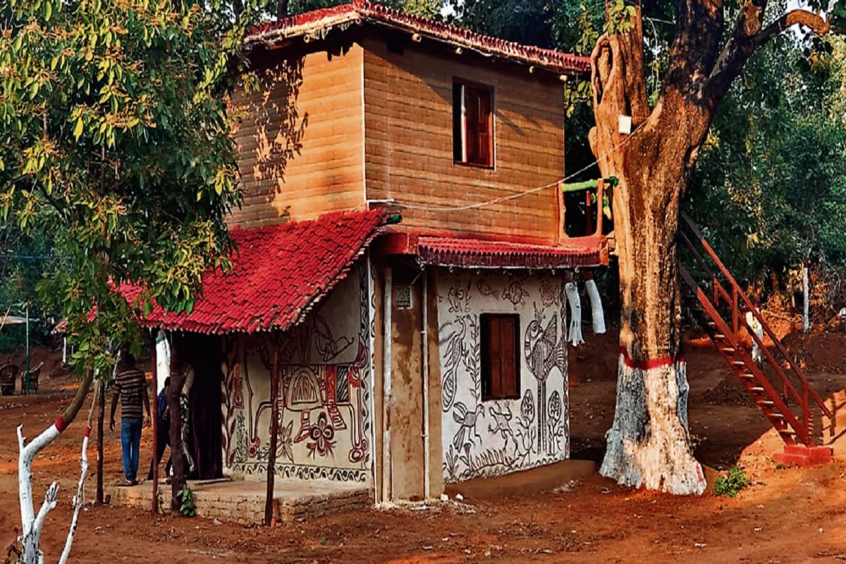 Jharkhand: घने जंगल और जानवरों के बीच रात गुजार सकेंगे सैलानी, बेतला नेशनल पार्क पलामू में बना मड हाउस
