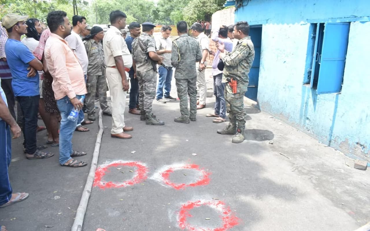 धनबाद में ट्रांसपोर्टर हत्या मामले में ताबड़तोड़ हुई छापेमारी, दो लोडेड पिस्टल के साथ 5 संदिग्ध पकड़ाया
