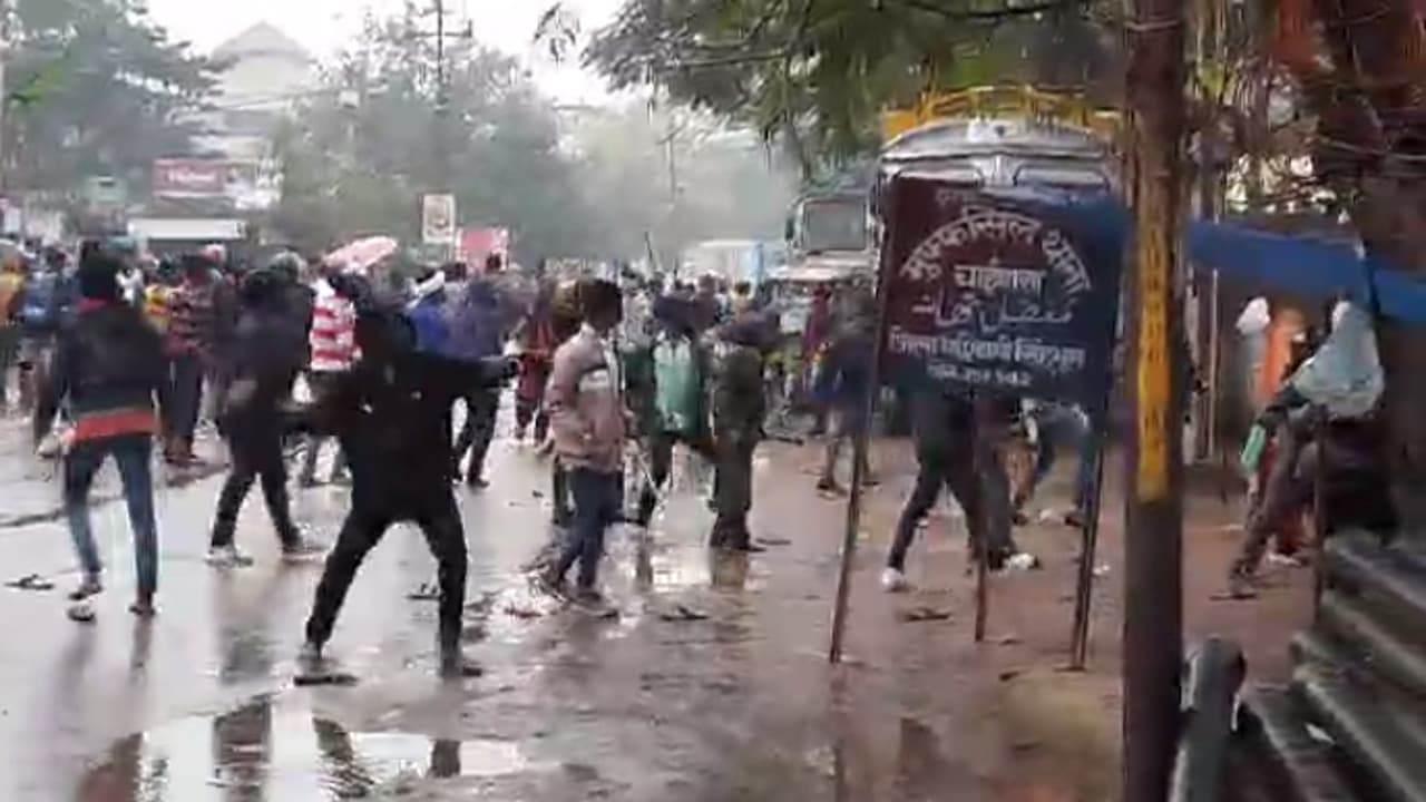 Jharkhand: कोल्हान गवर्नमेंट इस्टेट के नाम पर बहाली पर बवाल, थाना पर ग्रामीणों का हमला, 17 गिरफ्तार