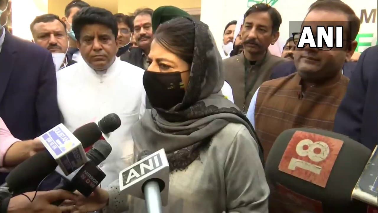 सलमान खुर्शीद के बचाव में उतरीं महबूबा मुफ्ती, बोलीं- हिंदुत्व सांप्रदायिकता को बढ़ावा नहीं देता