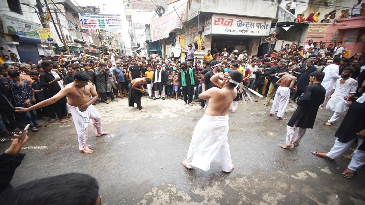 PHOTOS: पटना में मातमी धुनों के बीच निकला मुहर्रम का ताजिया, जंजीरी मातम की देखें तस्वीरें..