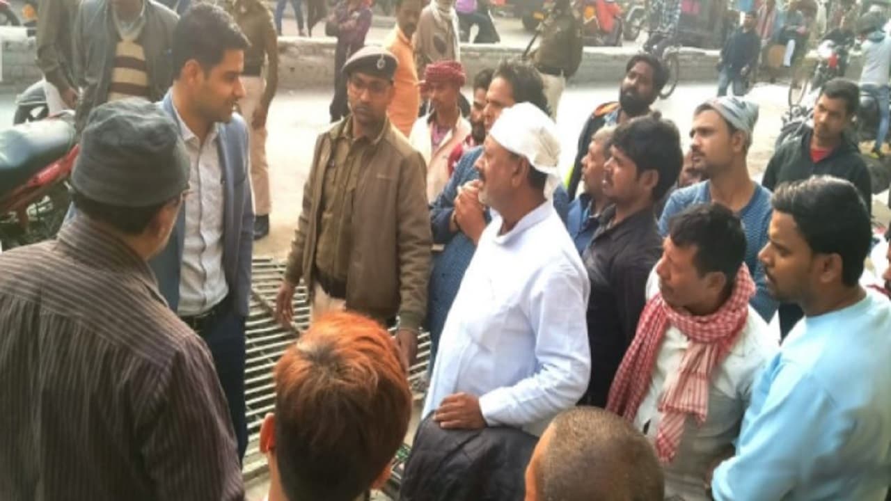 मुजफ्फरपुर में स्टेशन रोड के होटल मालिकों ने किया हंगामा, नाली में कचरा बहाने से रोकने से थे नाराज