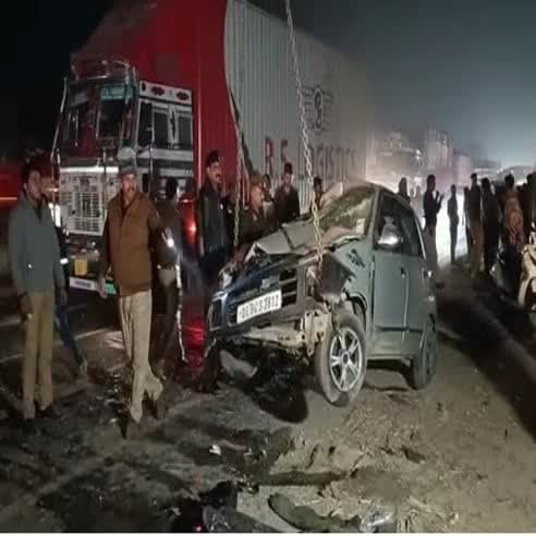 UP: मुजफ्फरनगर में भीषण हादसा, लोडेड कैंटर पलटने के बाद कार से टकराया, बच्ची सहित तीन की मौत, दो घायल