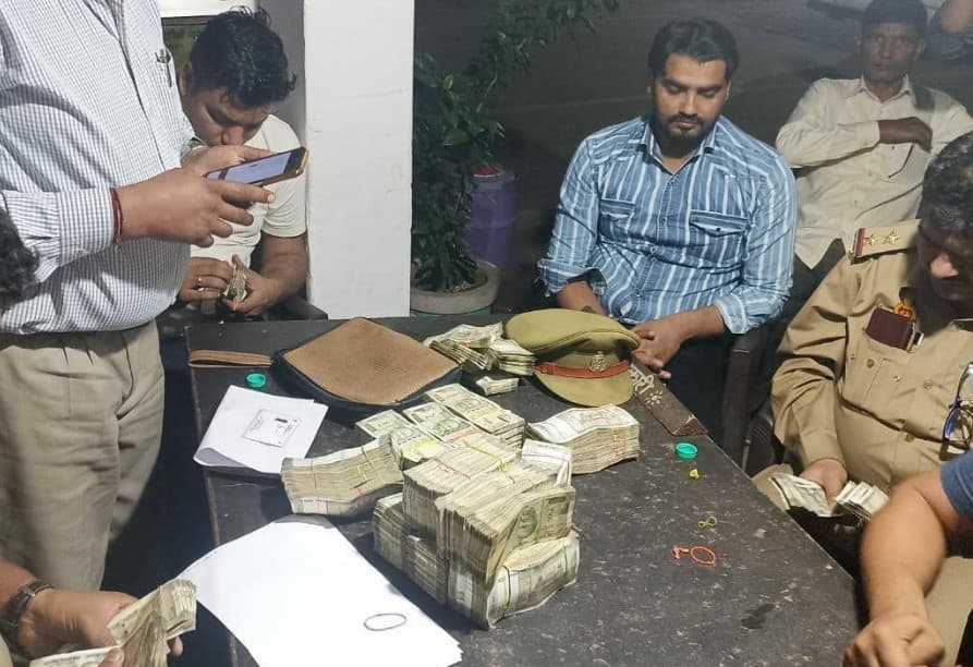 मुजफ्फरनगरः वाहन चेकिंग के दौरान पुलिस को मिली कामयाबी, स्विफ्ट गाड़ी से 41 लाख रुपए कैश बरामद