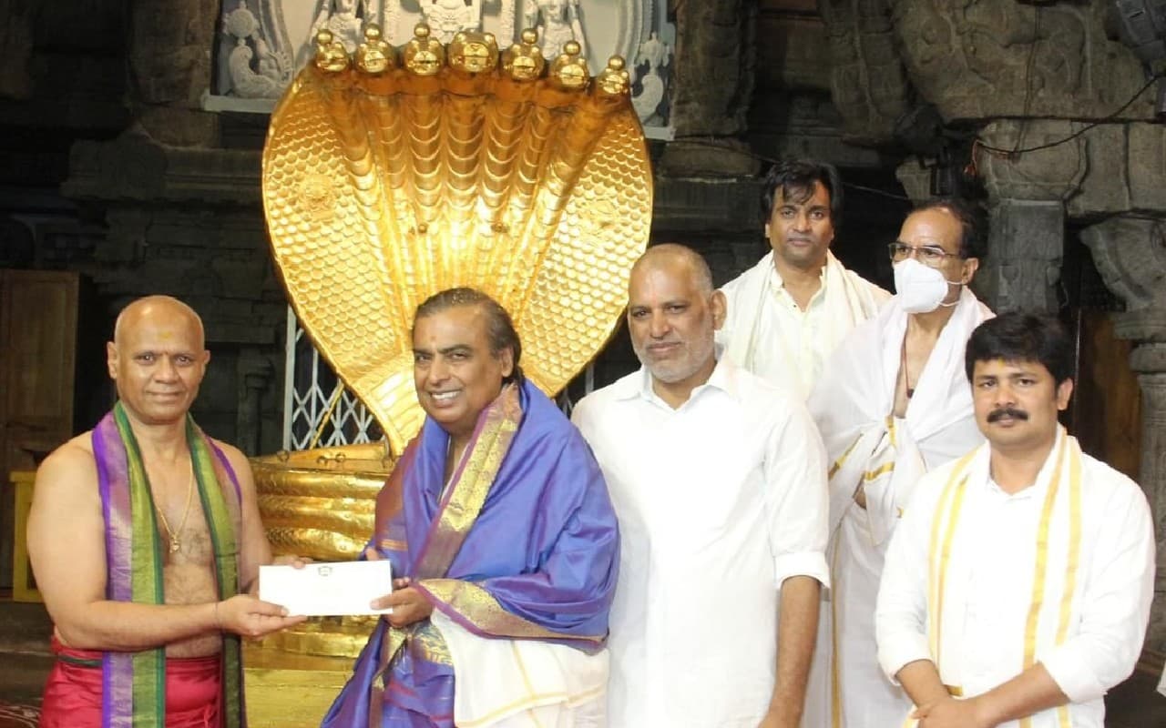 Mukesh Ambani: भगवान तिरुपति के दर्शन करने पहुंचे मुकेश अंबानी, 1.5 करोड़ रुपये का किया दान
