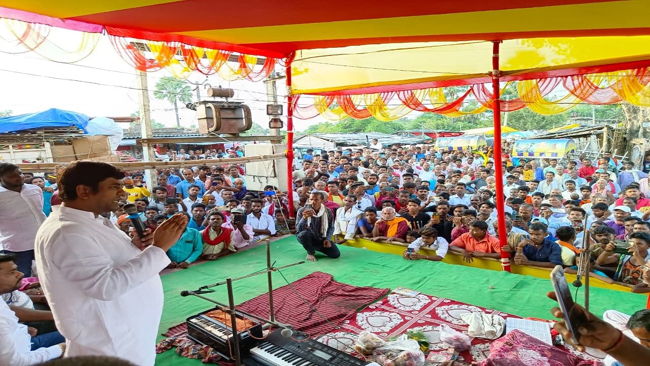 यूपी में अब सड़कों पर दौड़ेगी मुकेश सहनी की नाव, प्रचार यात्रा को हरी झंडी दिखा किया रवाना