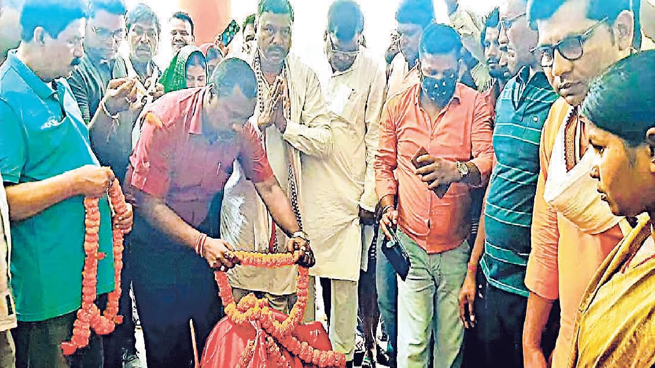 बिहार में मुखिया की हत्या मामला: गला दबाकर की हत्या और फंदे से लटकाया शव, पलंग के नीचे छिपा हत्यारा