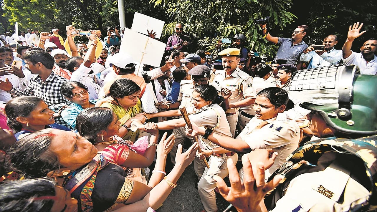 पटना की सड़कों पर बिहार के मुखियाओं का हुजूम देखिए, पुलिस से हुई नोकझोंक की भी देखें PHOTOS