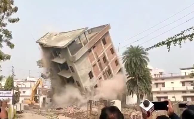 यूपी में माफिया मुख्तार अंसारी के करीबी का पांच मंजिला अवैध बिल्डिंग किया गया ध्वस्त, देखें वीडियो… यूपी में माफिया मुख्तार अंसारी के करीबी का पांच मंजिला अवैध बिल्डिंग किया गया ध्वस्त, देखें वीडियो…