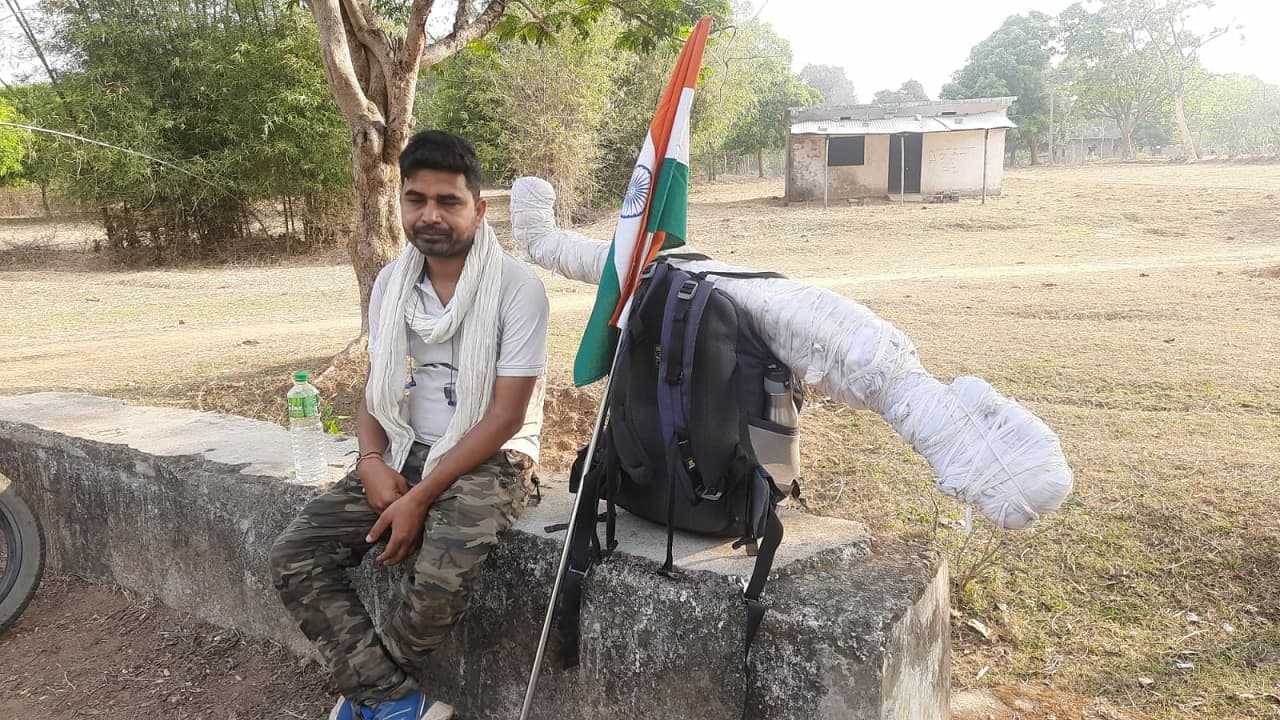 हाथ में तिरंगा व कंधे पर पुतला लिए मुक्तिकांत पीएम नरेंद्र मोदी से मिलने के लिए क्यों कर रहे पैदल यात्रा हाथ में तिरंगा व कंधे पर पुतला लिए मुक्तिकांत पीएम नरेंद्र मोदी से मिलने के लिए क्यों कर रहे पैदल यात्रा
