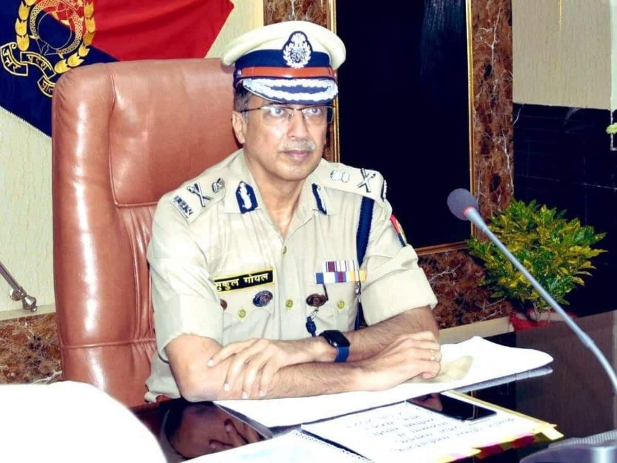 UP: योगी सरकार का बड़ा फैसला, DGP मुकुल गोयल को हटाया, प्रशासनिक कार्यों में रुचि न लेने पर हुई कार्रवाई