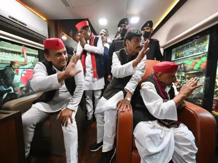 UP Election 2022: पांच साल बाद एक साथ दिखा मुलायम परिवार तो अखिलेश के चाचा पर CM योगी ने यूं ली चुटकी